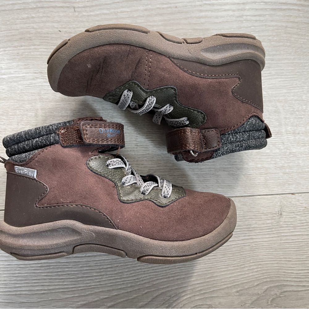 OshKosh B'Gosh Boy's Everest Everplay Fashion Boot size 8